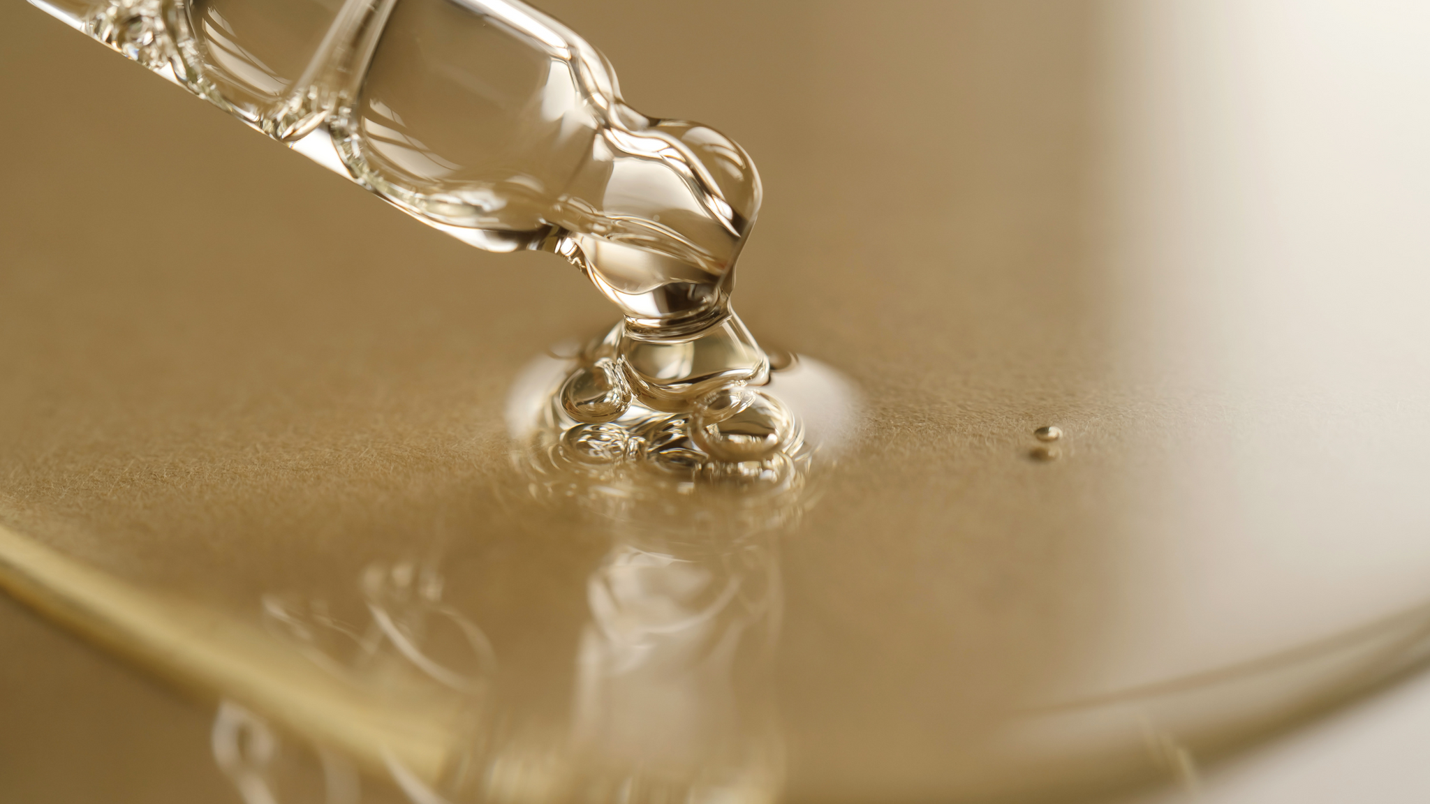 Day & Night Glow: How to Use Ebanel Vitamin C and Hyaluronic Peptide Serums